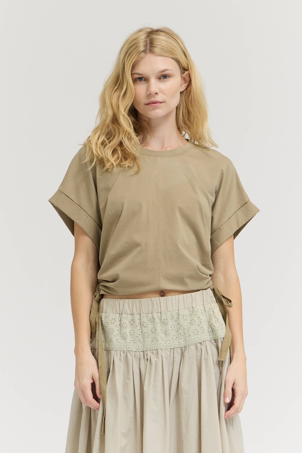 SIDE SCRUNCH TEE