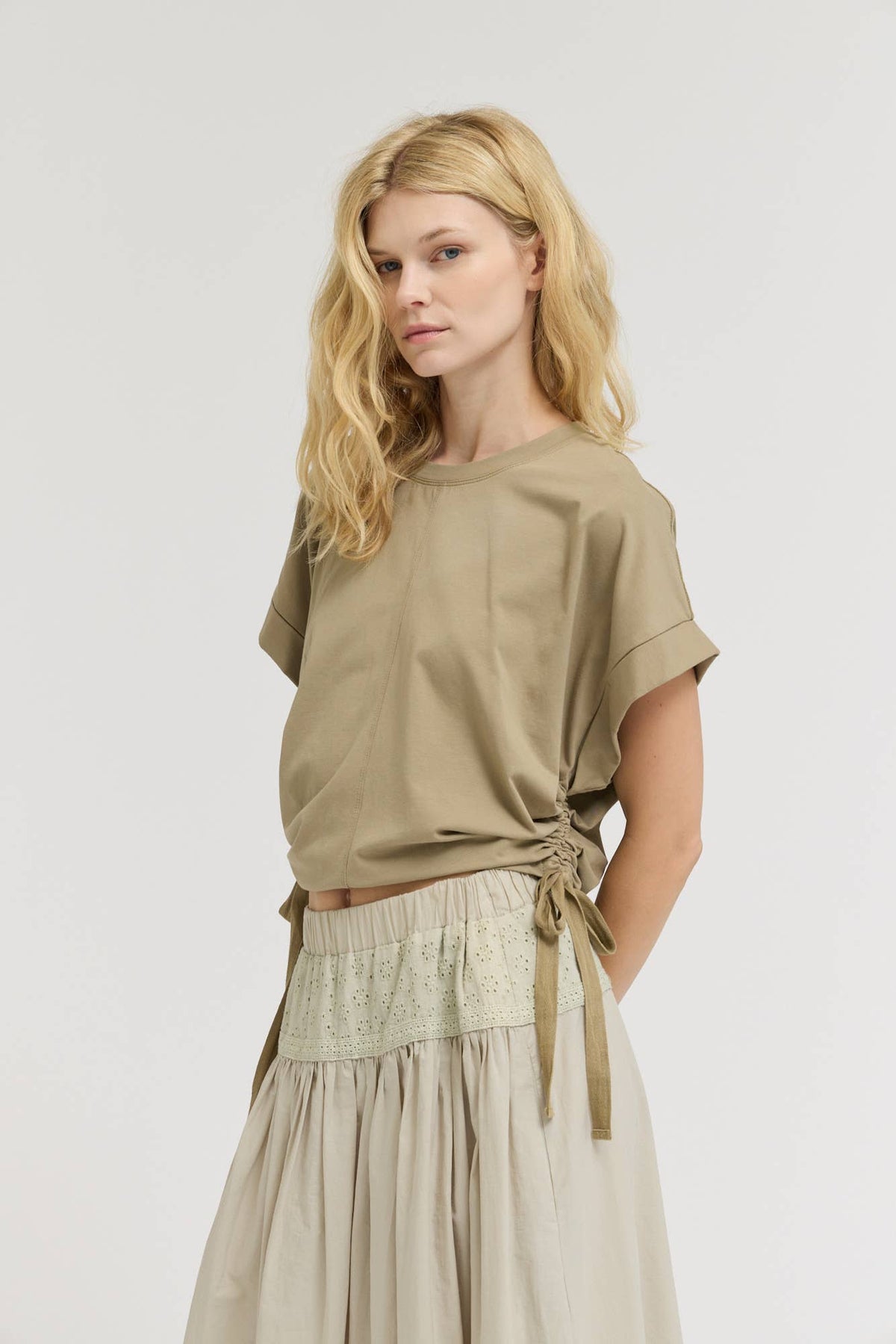SIDE SCRUNCH TEE