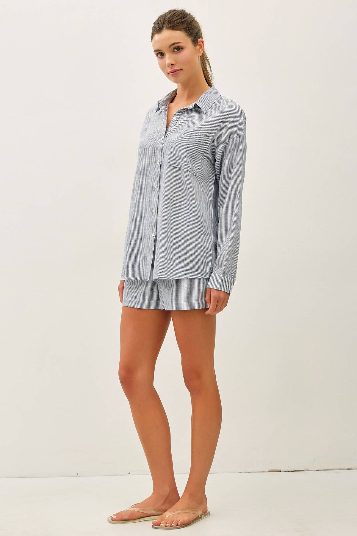 HAIRLINE STRIPE BUTTON DOWN SHIRT