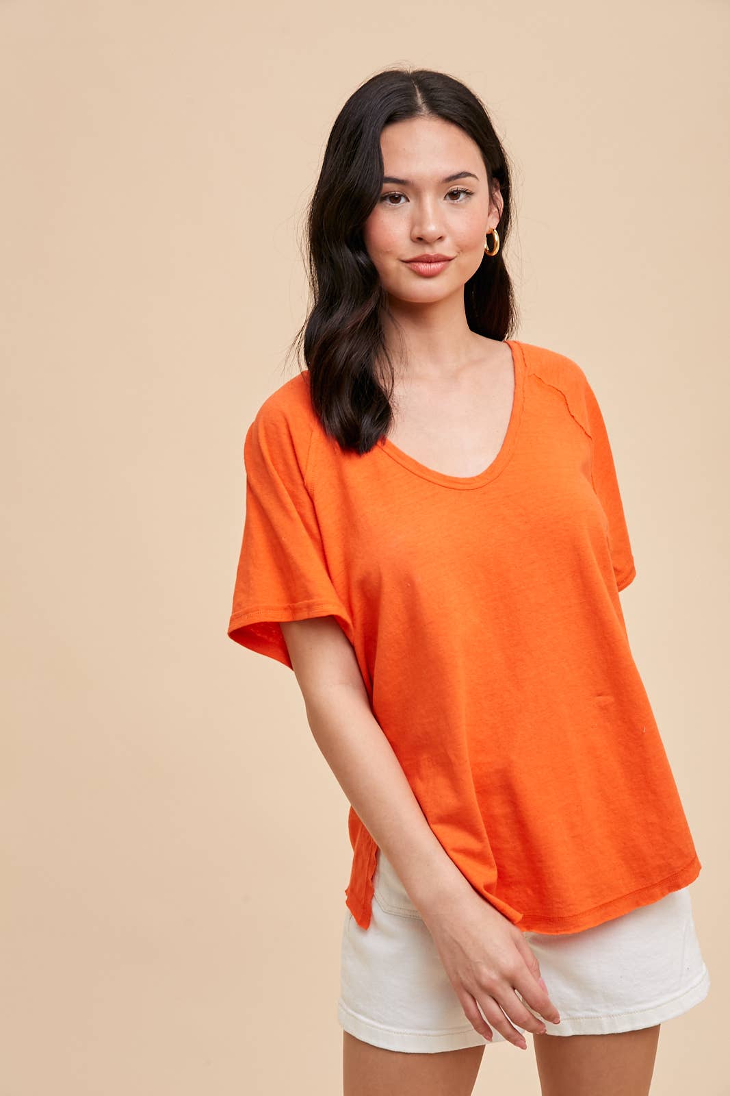 LINEN BLEND SCOOP NECK TEE