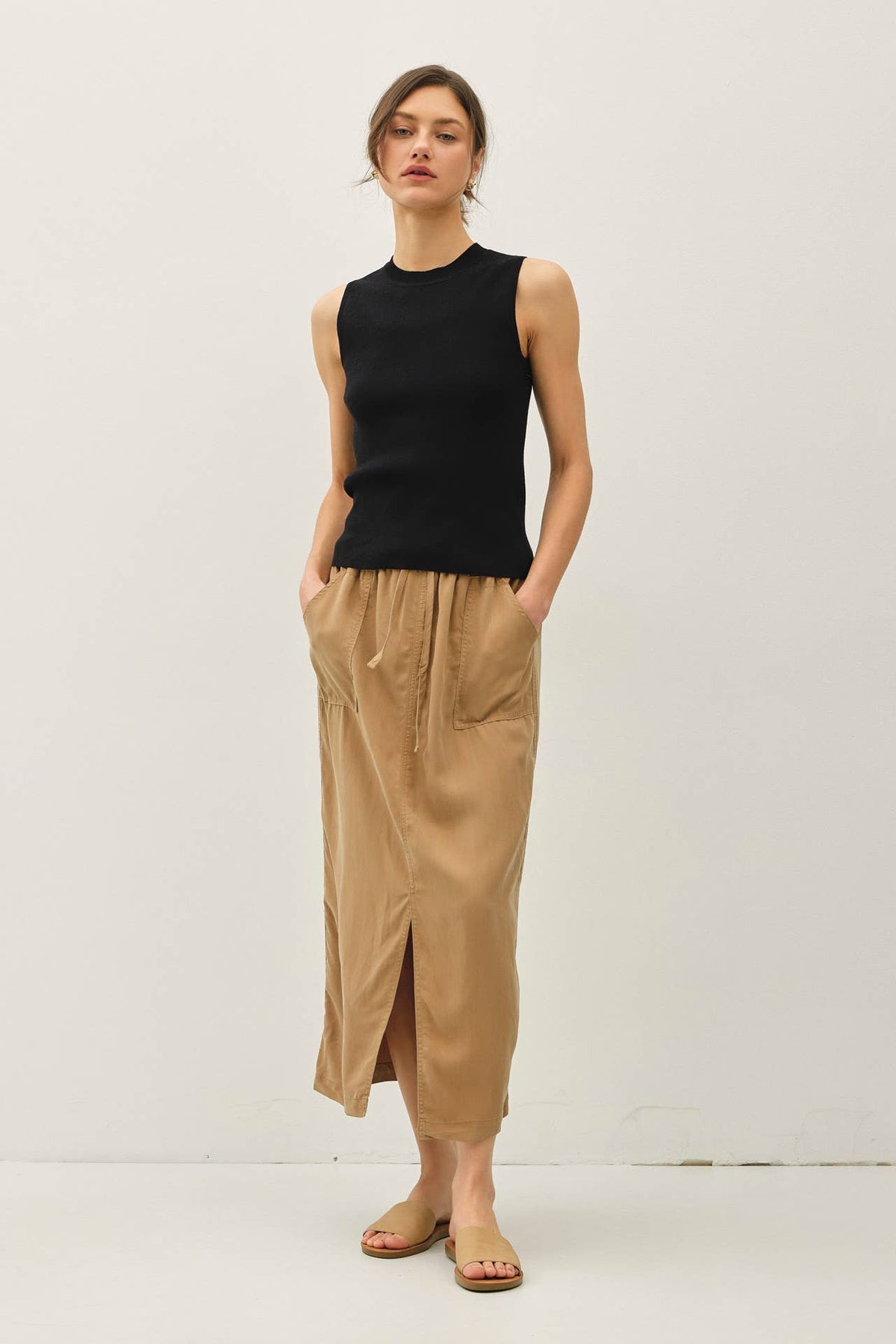 CLASSIC CREW NECK SLEEVELESS SLIM KNITTED TANK