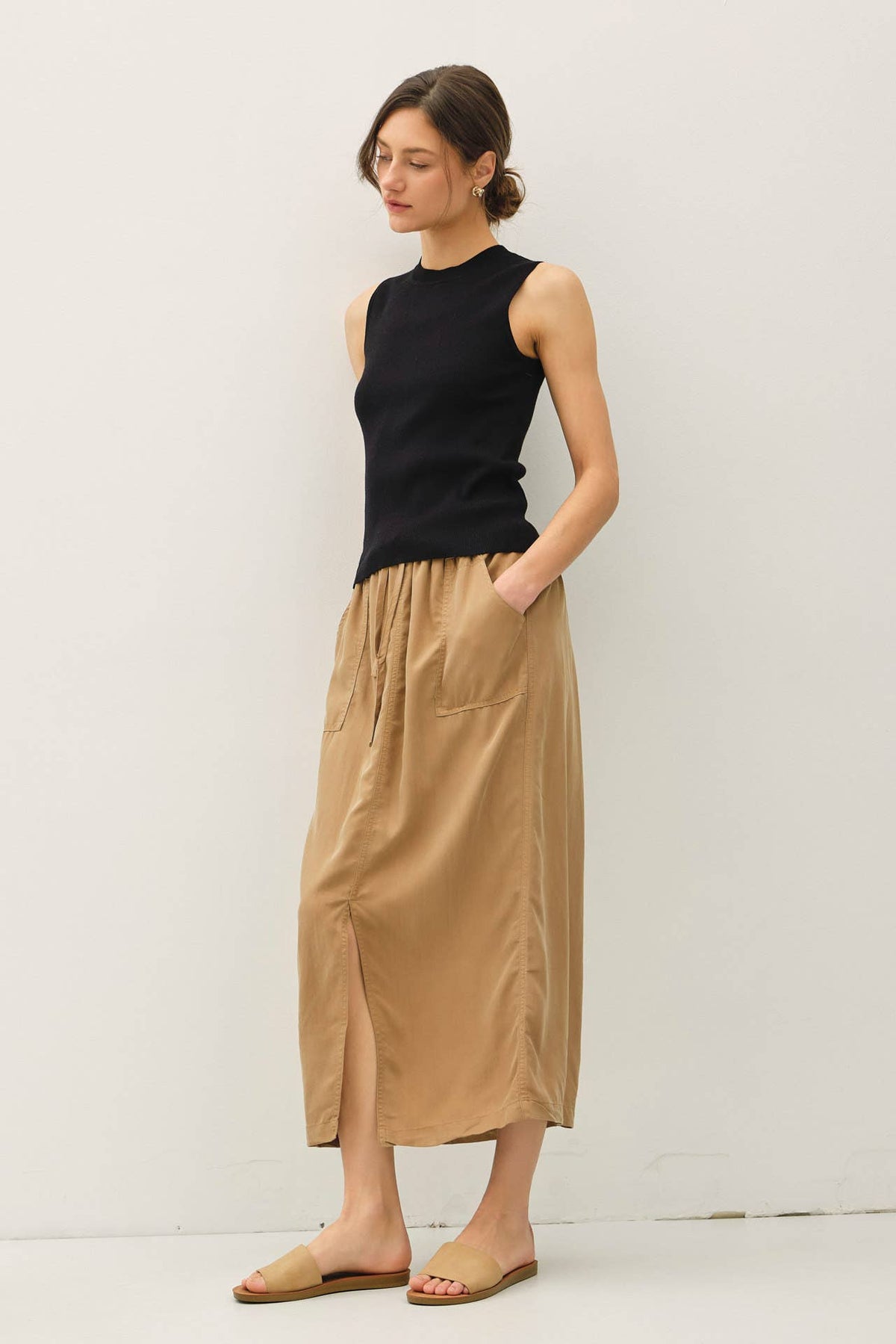 CLASSIC CREW NECK SLEEVELESS SLIM KNITTED TANK