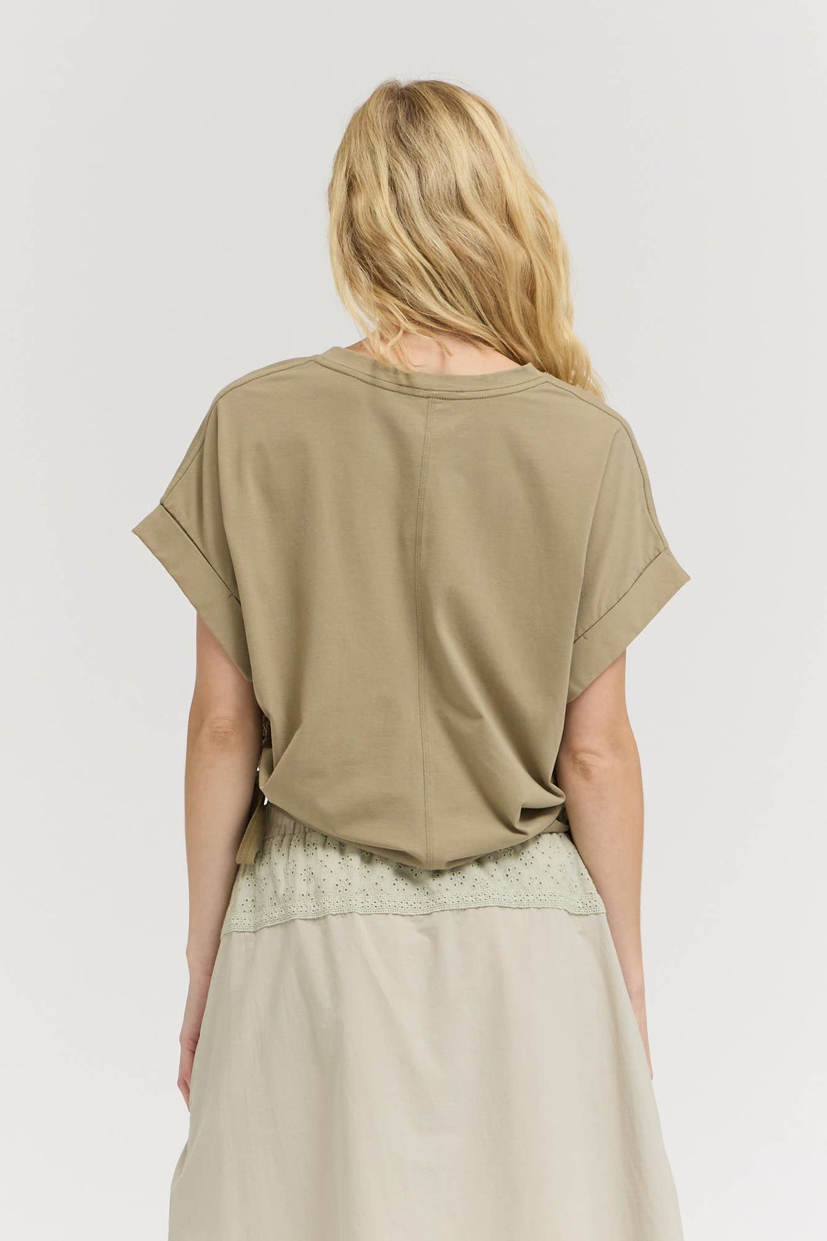 SIDE SCRUNCH TEE