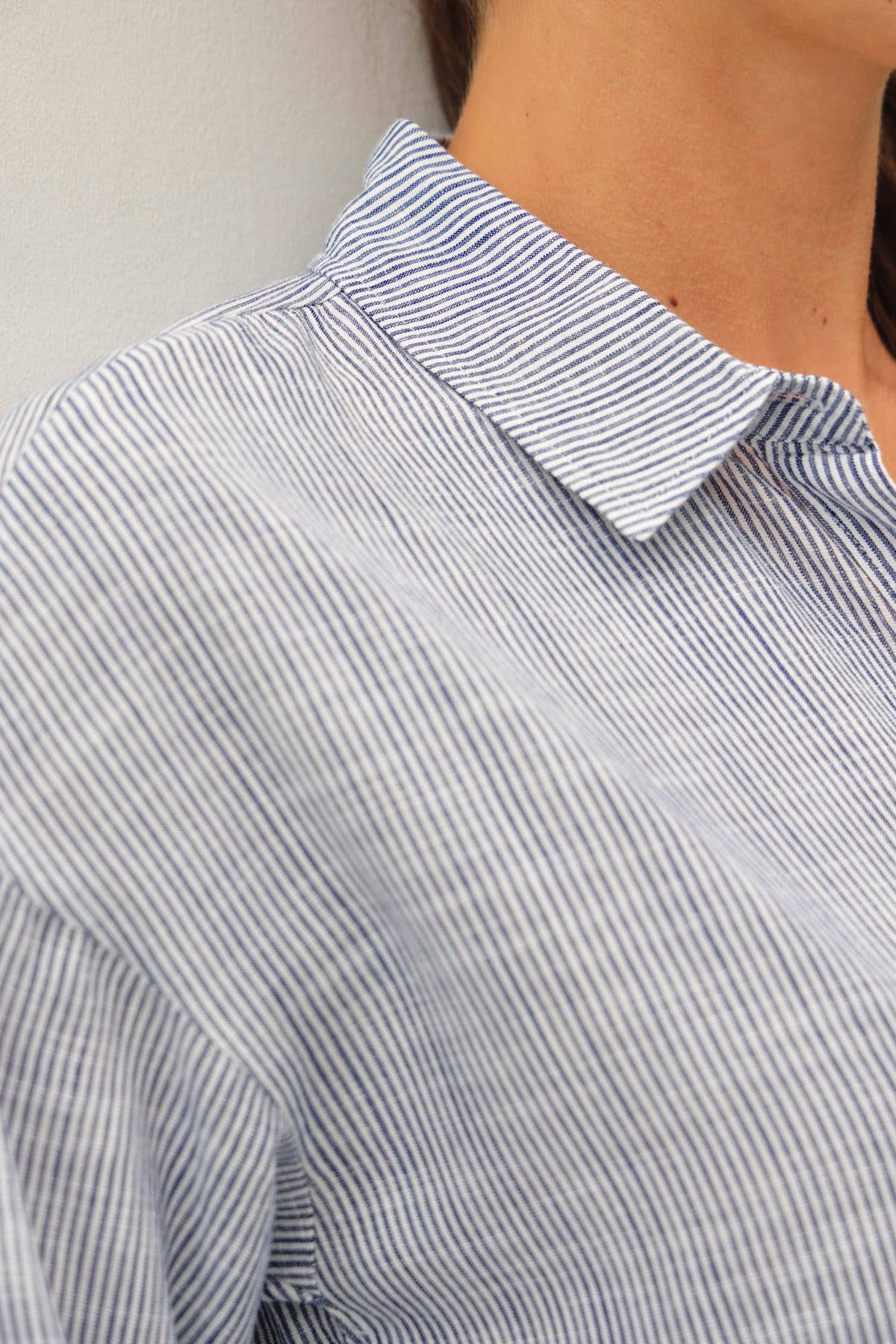 HAIRLINE STRIPE BUTTON DOWN SHIRT