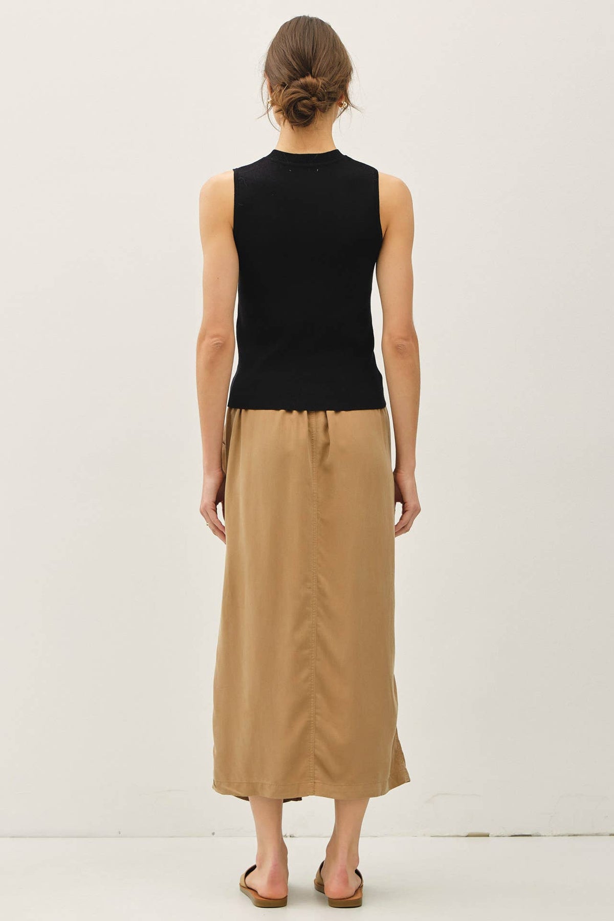 CLASSIC CREW NECK SLEEVELESS SLIM KNITTED TANK