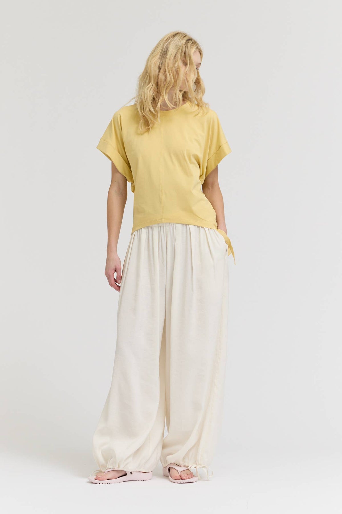 SIDE SCRUNCH TEE