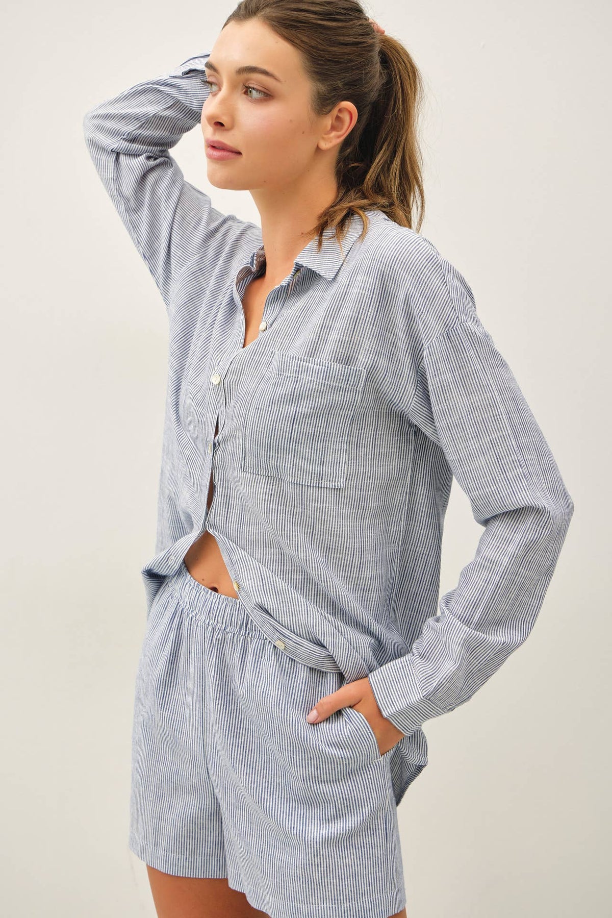 HAIRLINE STRIPE BUTTON DOWN SHIRT