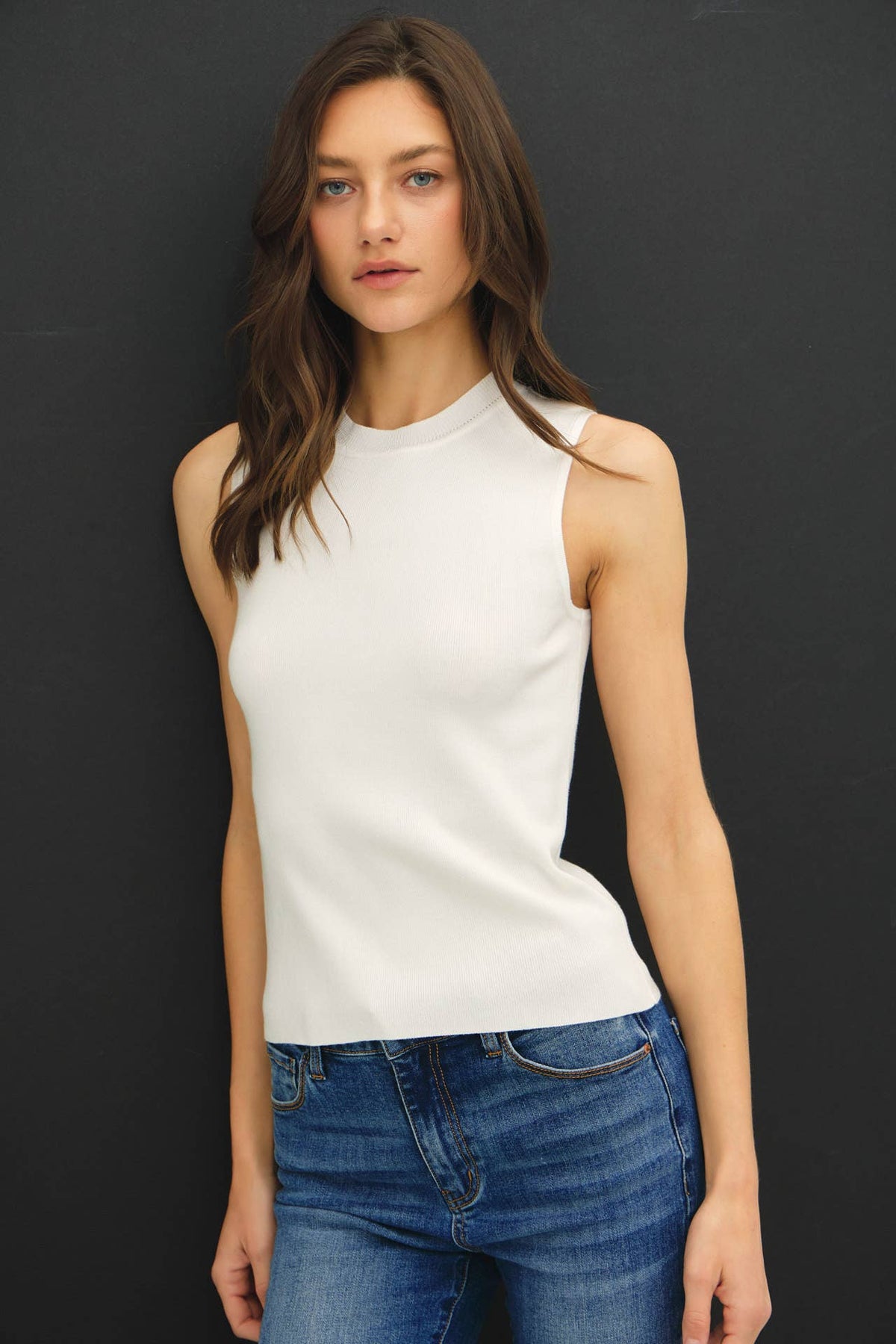 CLASSIC CREW NECK SLEEVELESS SLIM KNITTED TANK