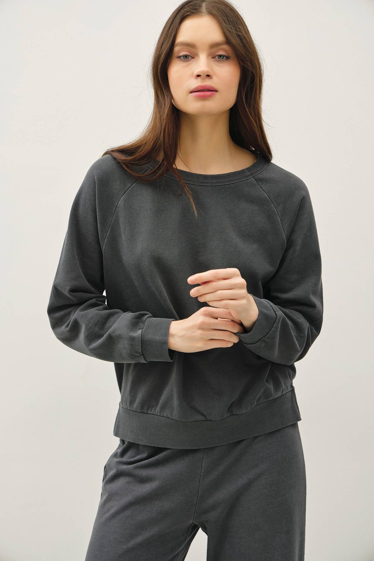 ACID WASH PULLOVER RAGLAN SWEATSHIRT