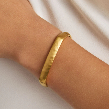 NOMAD MARA HINGED BANGLE - Gold