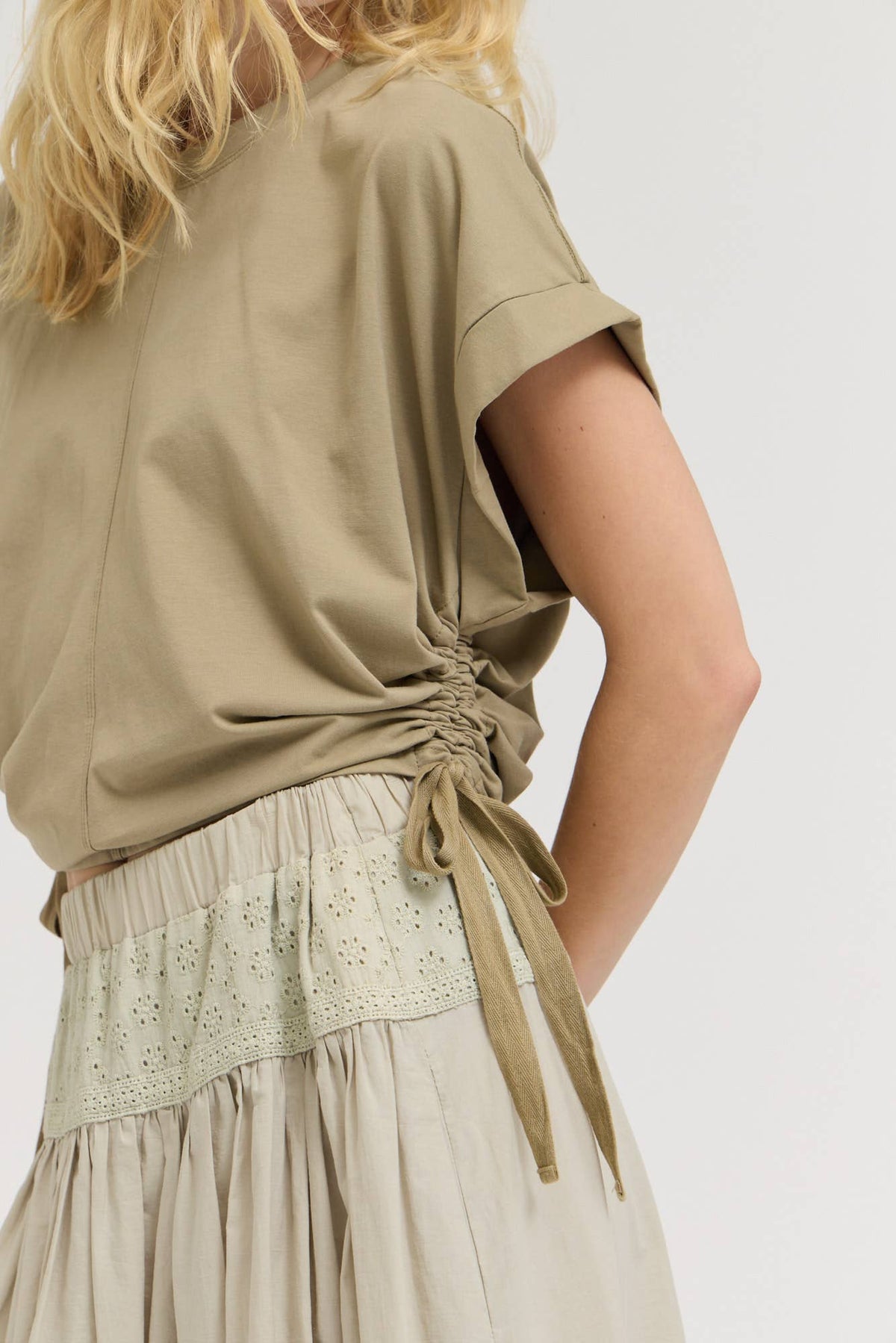 SIDE SCRUNCH TEE