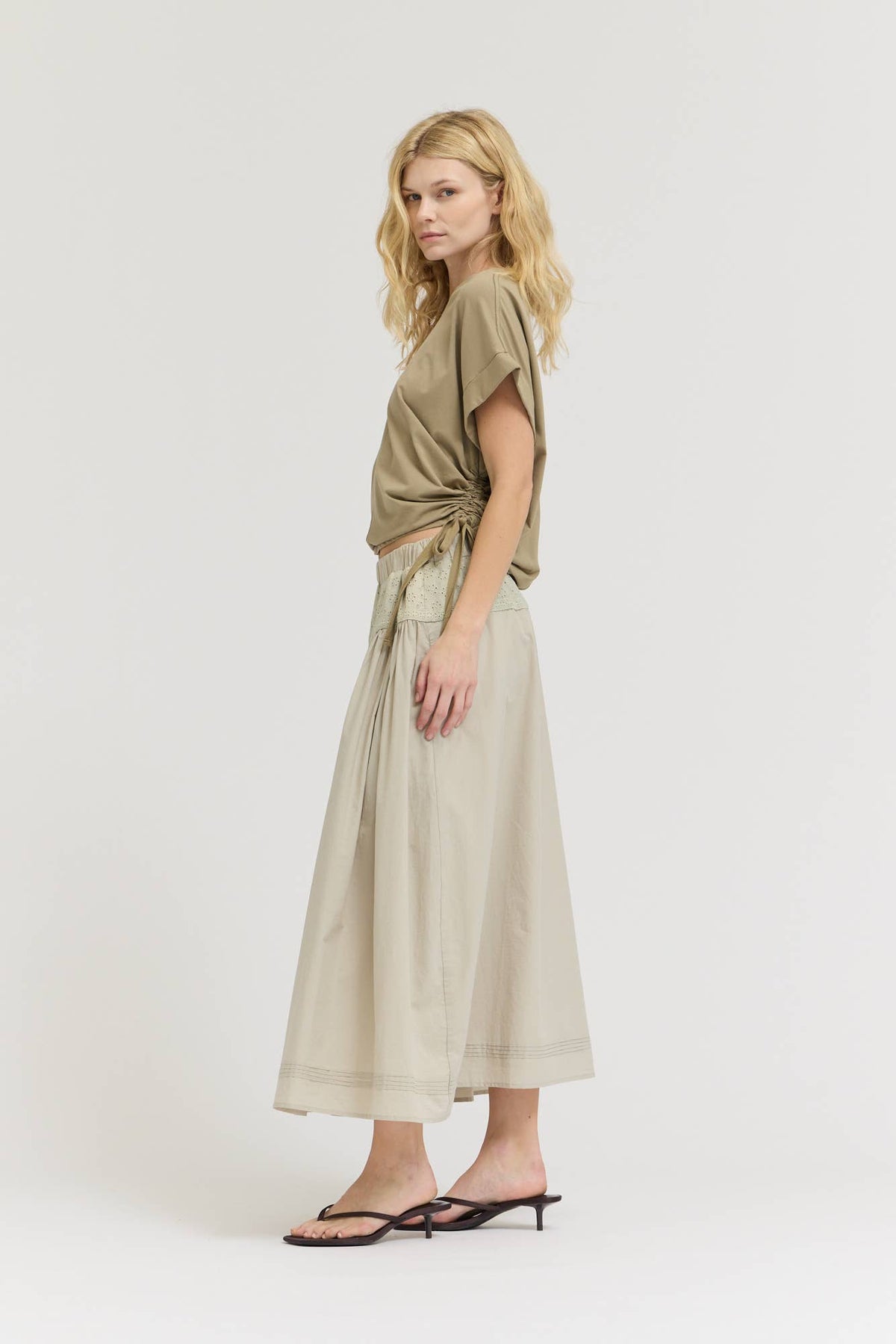 SIDE SCRUNCH TEE