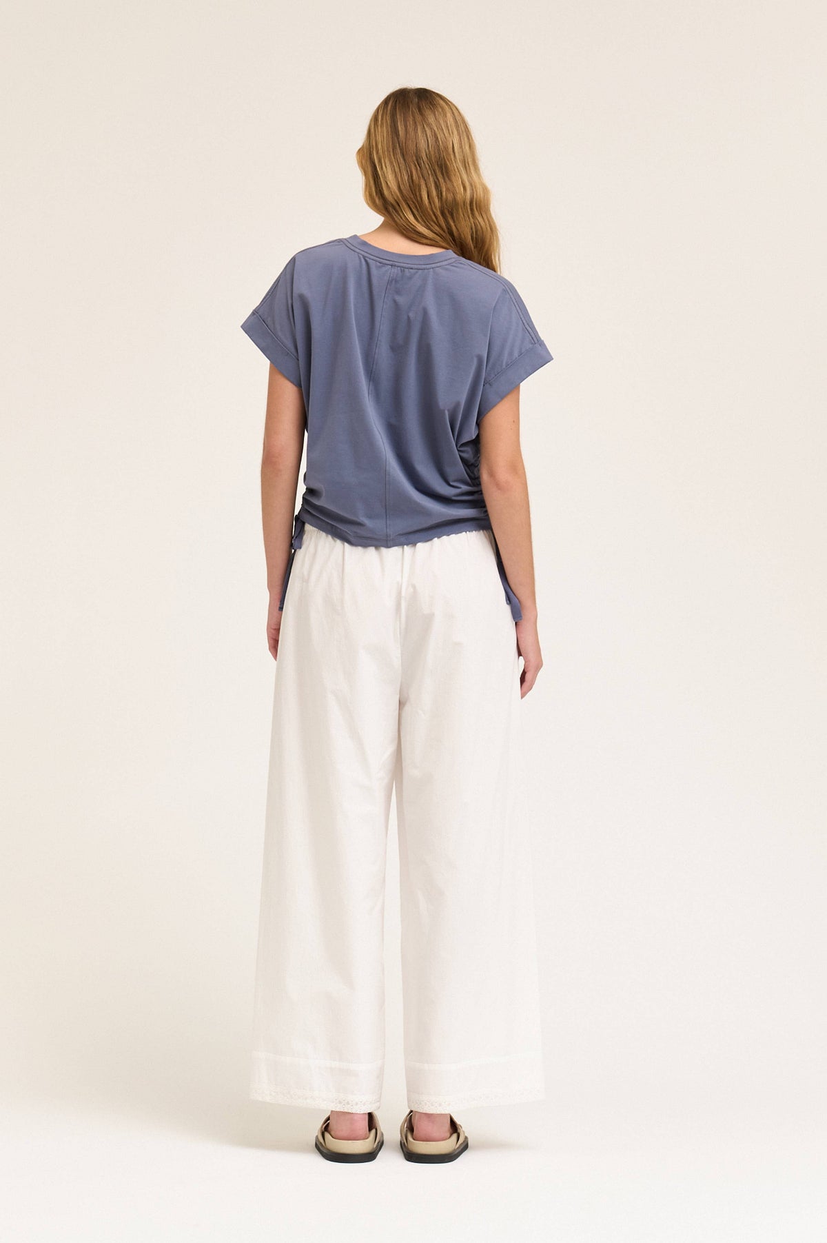 SIDE SCRUNCH TEE