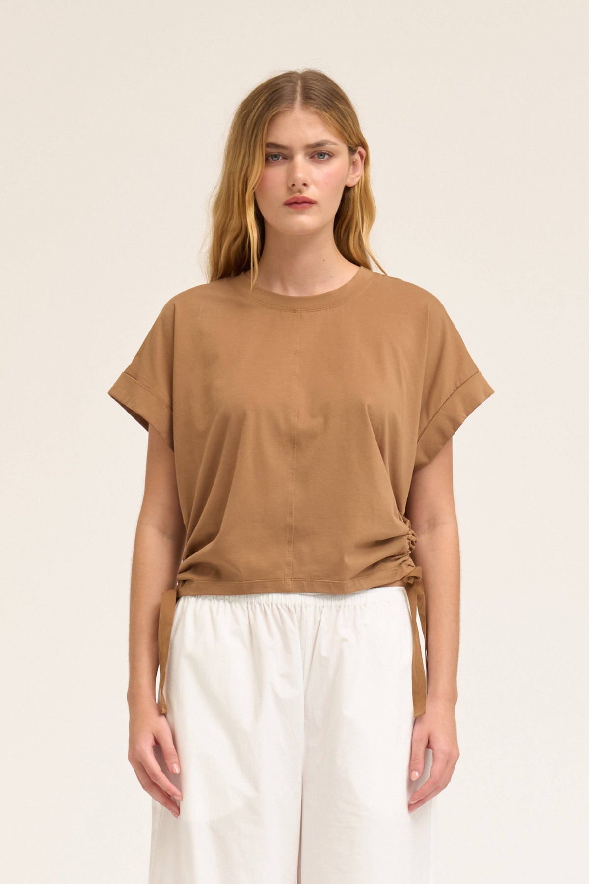 SIDE SCRUNCH TEE