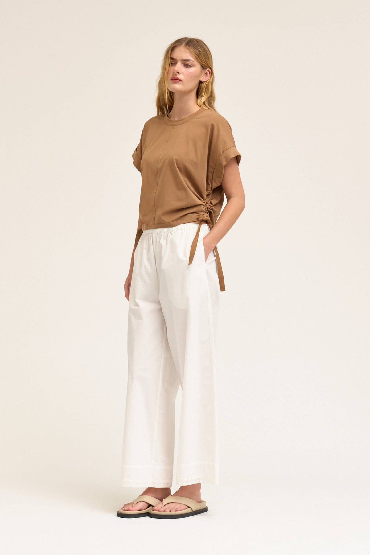 SIDE SCRUNCH TEE