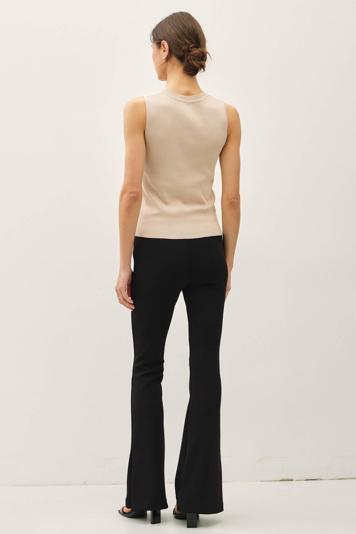 CLASSIC CREW NECK SLEEVELESS SLIM KNITTED TANK