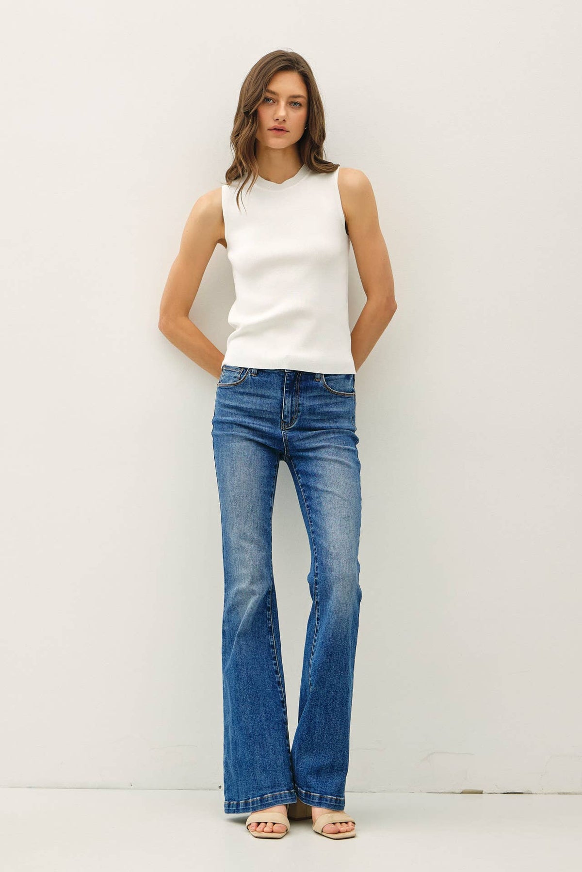 CLASSIC CREW NECK SLEEVELESS SLIM KNITTED TANK