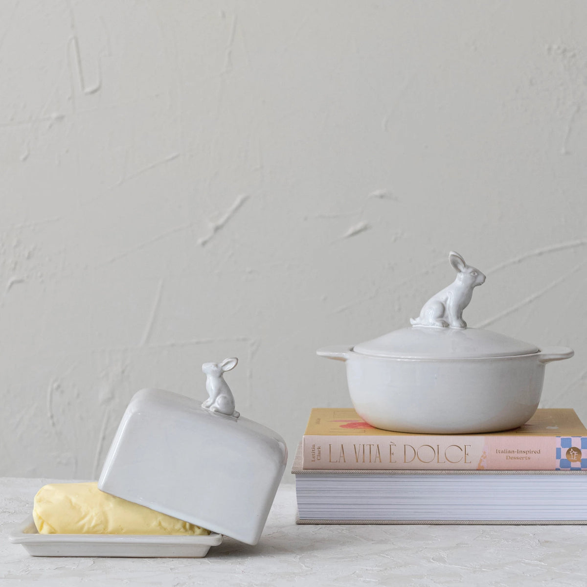 Stoneware 4 Cup Baker with Rabbit Finial