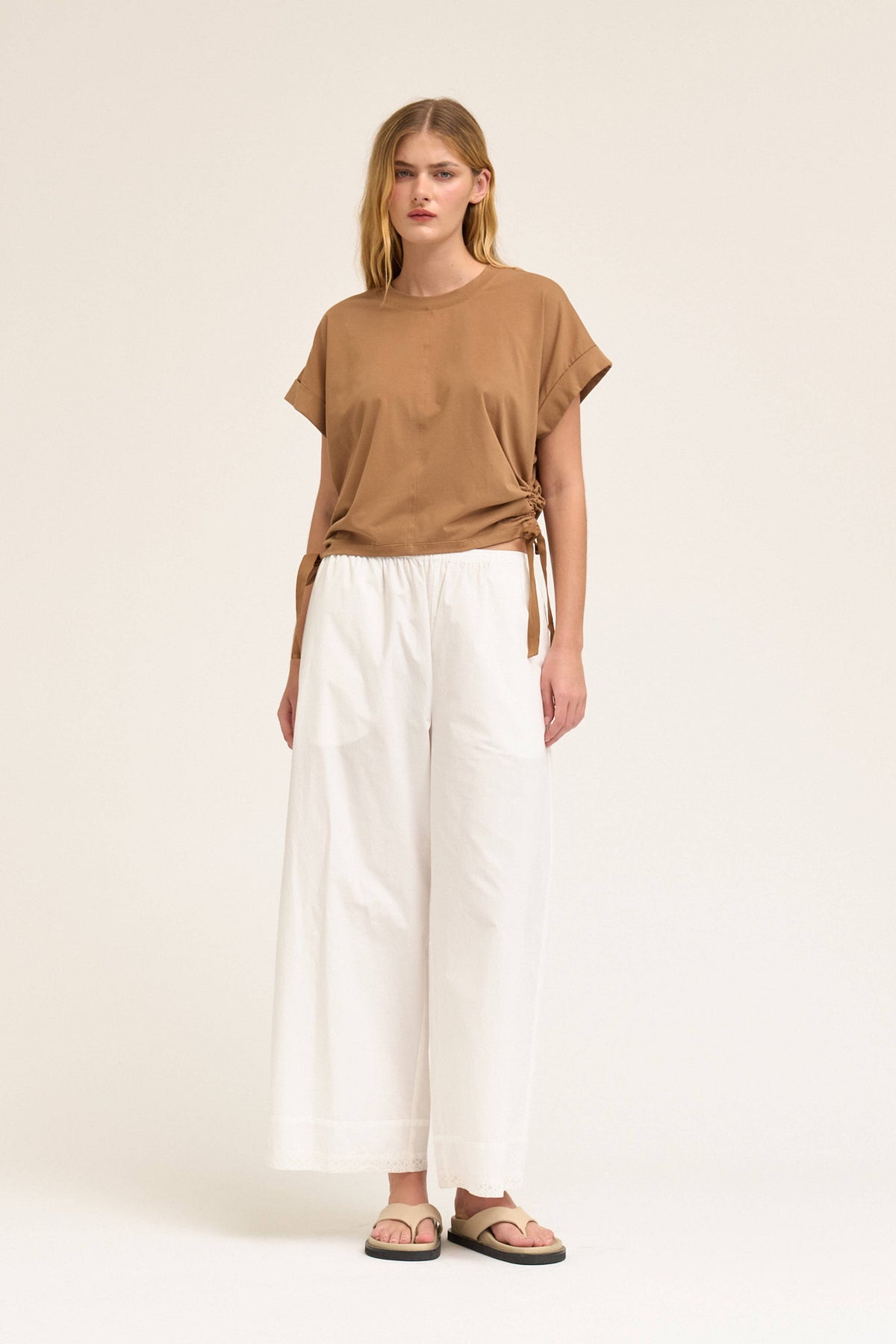 SIDE SCRUNCH TEE